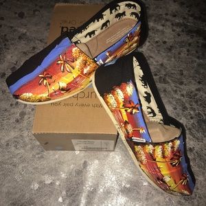 NWT Mens Toms - Haiti artist collection